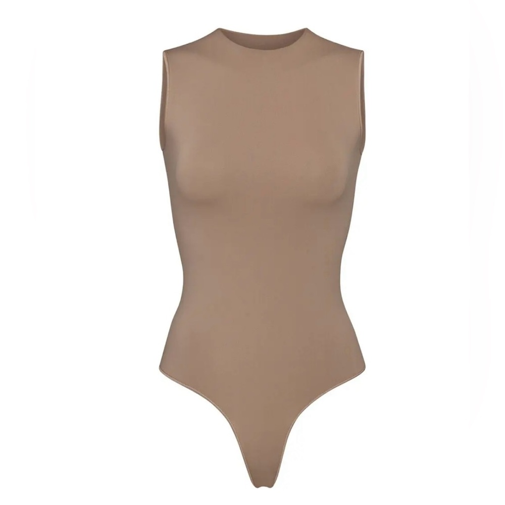 SKIMS ESSENTIAL CREW NECK SLEEVELESS BODYSUIT in Desert size S / M